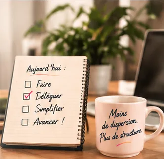 Bureau avec carnet de priorités pour développer son chiffre d'affaires